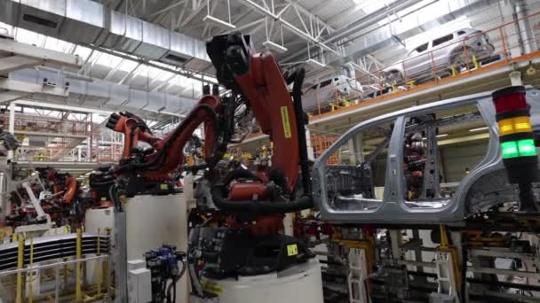Geautomatiseerde assemblagelijn voor autoproductie, lassen door robots — Stockvideo