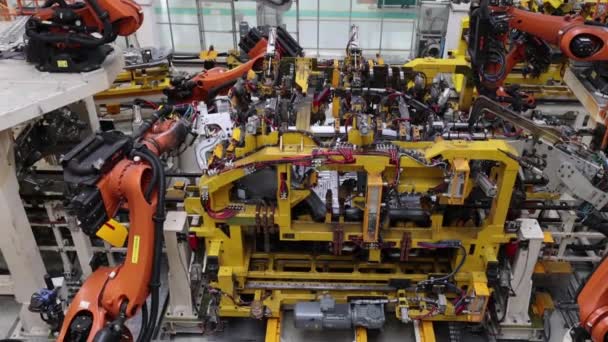 近代的な自動車工場での溶接作業ロボット作業は — ストック動画