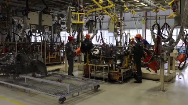 2021年10月29日，白俄罗斯，鲍里索夫：现代汽车制造厂，车体及其零件旁边的工人 — 图库视频影像