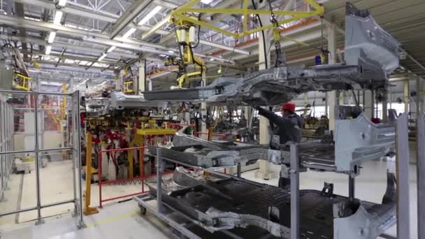 Borisov, Biélorussie - 29 OCTOBRE 2021 : Pièces automobiles en aluminium dans la production moderne — Video