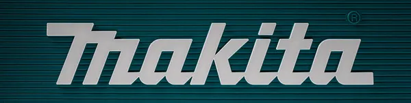 Foto panoramica della parola Makita su sfondo verde. Strumenti di costruzione impostati — Foto Stock