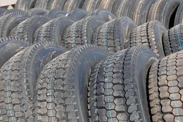 Foto de pneus grandes pretos sobre rodas para carros grandes — Fotografia de Stock