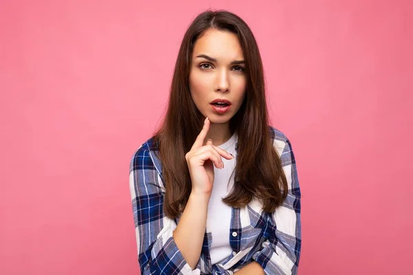 Foto van bedachtzame mooie verbaasd jonge vrouw diep denken creatieve vrouwelijke persoon houden arm op kin dragen stijlvolle outfit geïsoleerd op kleurrijke achtergrond met kopieerruimte — Stockfoto