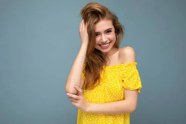 Foto de foto muito alegre sorrindo jovem mulher vestindo roupas da moda casual em pé isolado em fundo colorido com espaço de cópia olhando para a câmera e se divertindo — Fotografia de Stock