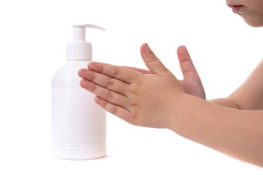 Beyaz arkaplanda antiseptik şeker kutusu olan çocuk