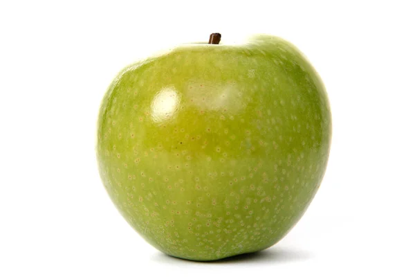 흰 바탕에 있는 커다란 초록색 사과 — 스톡 사진