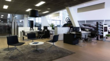 Premium araba galerisinin resepsiyonu, bulanık bir fotoğraf, modern ofis içi.
