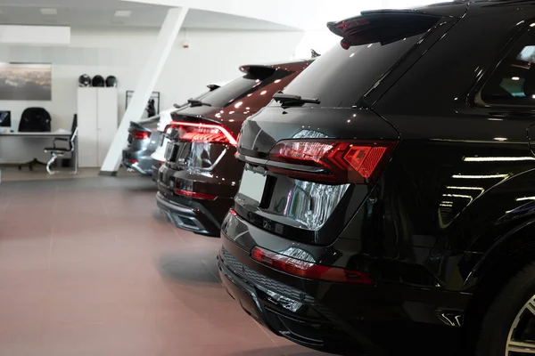 Premium SUV galerisi, arka arkaya arabalar, dikiz aynası. — Stok fotoğraf