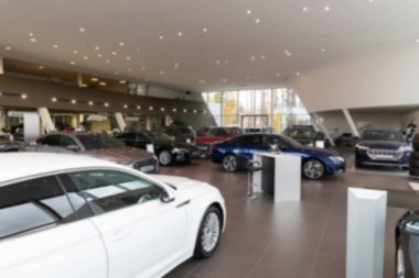 Araba galerisi premium sınıfı, modern araba satıcısı iç mimarisi, bulanık fotoğraf.