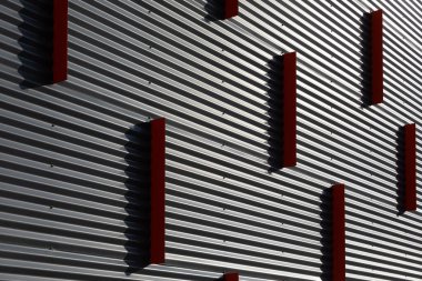 Soyutlama, gri kabartmalı arka planda turuncu dikey çizgiler