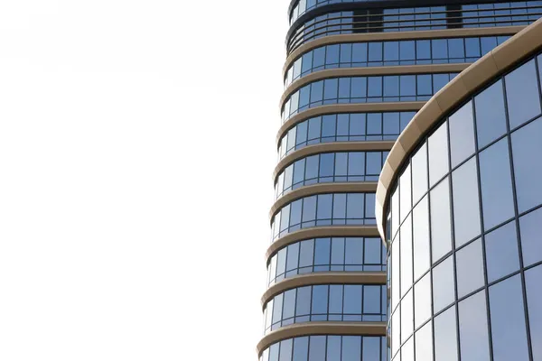 Parte de la fachada de cristal de un moderno edificio de oficinas — Foto de Stock