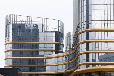 modern ofis kompleksi cam ve alüminyum, altın kaplama, premium sınıf, iş konsepti