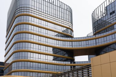 Camdan yapılmış şık ofis binası.