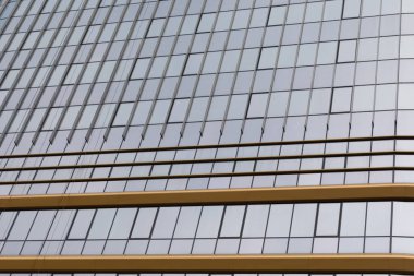 Modern bir ofisin pencereleri, binanın dışından görüş.