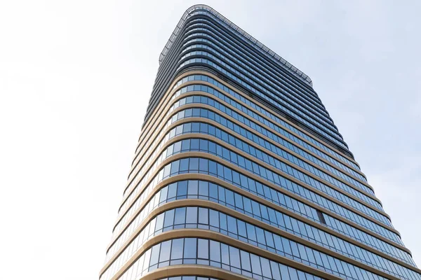 Wysoki nowoczesny budynek biurowy, widok na dno — Zdjęcie stockowe