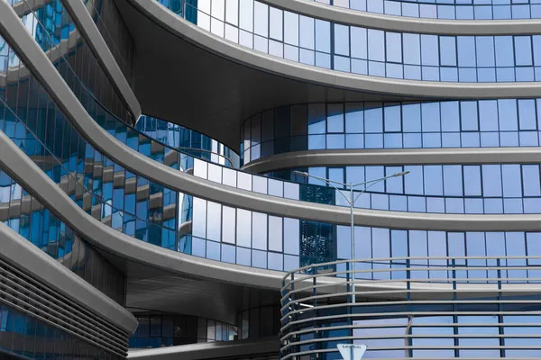 Elegante edificio de oficinas, vidrio azul y aluminio — Foto de Stock