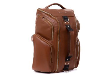 Beyaz arka planda hakiki deriden yapılmış açık kahverengi bir sırt çantası.