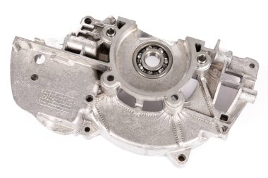 Beyaz arkaplanda alüminyum konut bölümü