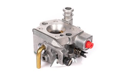 Beyaz arkaplanda yeni alüminyum karbüratör