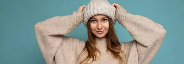 아름답고 긍정적 이며 행복하게 웃는 젊은 흑인 여성의 파노라마 사진은 베이지 따뜻 한 스웨터를 입고 빈 공간에 고립되어 있고 베이지 모자를 쓴 채바라보고 있다 — 스톡 사진