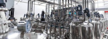 Boruların ve tankların panoramik fotoğrafı. Kimya ve ilaç üretimi. Eczacılık fabrikası. Bir yüksek teknoloji fabrikası, modern üretim.