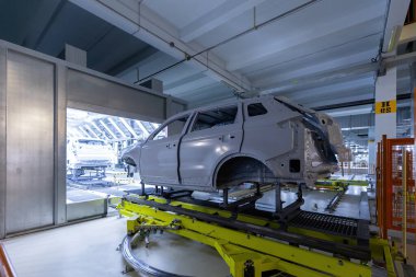 Araba gövdesi montaj hattında. Araba üretim fabrikası. Modern otomotiv endüstrisi. Otomatik fabrika kavramı