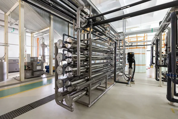 Foto van grijze metalen buizen en tanks. Chemie en geneeskunde productie. Farmaceutische fabriek — Stockfoto