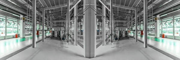 Панорамное зеркальное серое фото труб и танков. Химия и производство лекарств. Фармацевтическая фабрика — стоковое фото