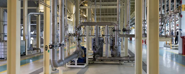 Panoramische foto van pijpen en tanks. Chemie en geneeskunde productie. Farmaceutische fabriek — Stockfoto
