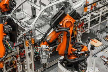 Araba cesetleri montaj hattında. Araba üretim fabrikası. Modern otomotiv endüstrisi. Elektrikli araba fabrikası, taşıyıcı