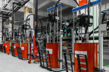 Otomobil ve araba boyamak için pompalı atölye. Modern araba montaj fabrikası