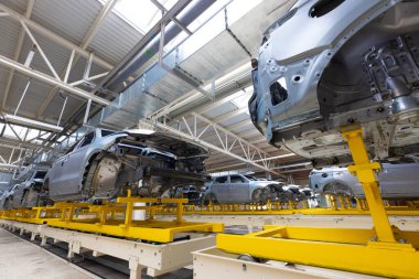 Araba cesetleri montaj hattında. Araba üretim fabrikası. Modern otomotiv endüstrisi