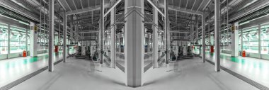 Boruların ve tankların panoramik ayna gri fotoğrafı. Kimya ve ilaç üretimi. İlaç fabrikası.