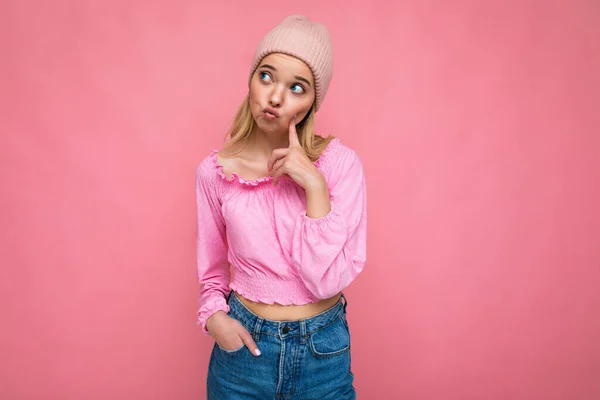 Nahaufnahme Foto von erstaunlich nachdenklich schöne junge Frau tief denkende kreative weibliche Person Arm am Kinn tragen stilvolles Outfit isoliert auf buntem Hintergrund mit Kopierraum — Stockfoto