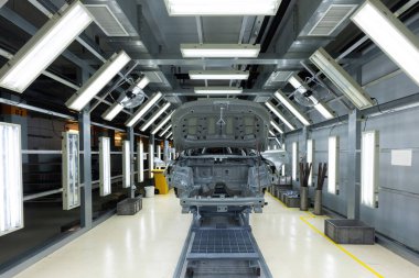 Araba gövdesi montaj hattında. Araba üretim fabrikası. Modern otomotiv endüstrisi
