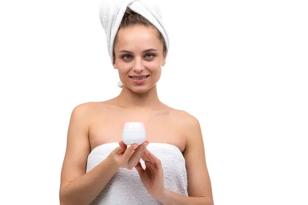 Piękna kobieta w średnim wieku trzyma słoik śmietany po prysznicu — Zdjęcie stockowe