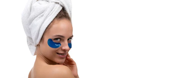Potret close-up dari wanita paruh baya setelah mandi dengan plester kosmetik biru di perawatan kulit wajahnya — Stok Foto