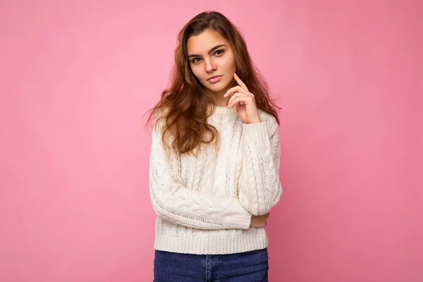 Portrait of young attractive caucasian hipster woman in trendy casual clothes. Sexy carefree female person posing isolated near pink wall in studio. Positive self-confident serious model with natural — Stock Photo, Image