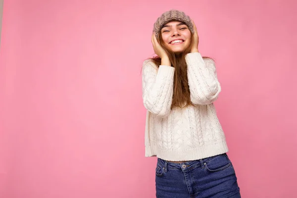 Krásná pozitivní mladá brunetka žena izolované přes barevné pozadí zeď na sobě ležérní stylové oblečení pocit upřímné emoce při pohledu na kameru — Stock fotografie