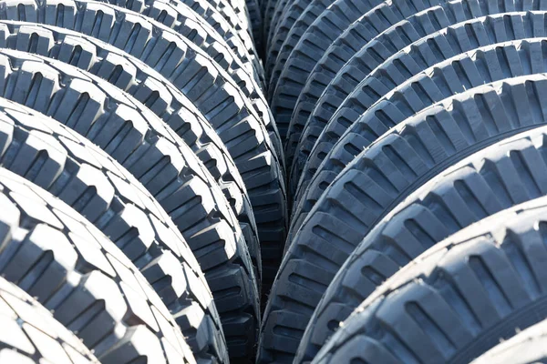 Foto de neumáticos grandes negros sobre ruedas para coches grandes — Foto de Stock