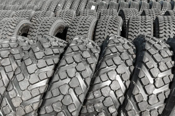 Фото черных больших шин на колесах для больших автомобилей — стоковое фото