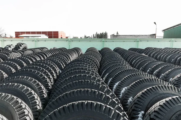 Foto de pneus grandes pretos sobre rodas para carros grandes na rua — Fotografia de Stock