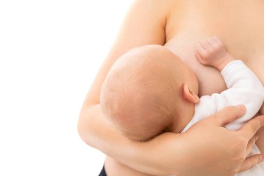 Bebek beyaz arka planda anne sütü içer, çocuk sağlığı anneden çocuğa geçer.