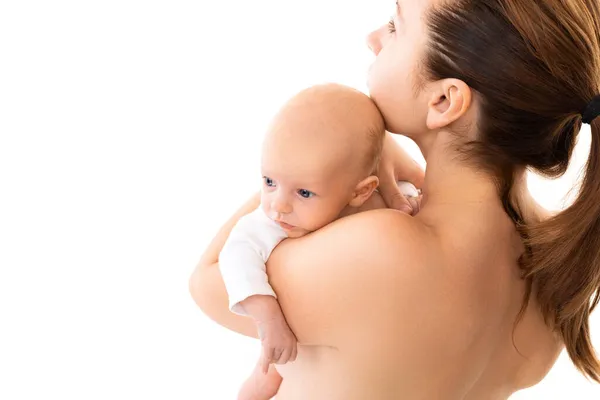 Bebé en el pecho de las madres sobre un fondo blanco, concepto de cuidado de la salud de un bebé recién nacido, vacunación y vacunas, cuidado y alimentación — Foto de Stock