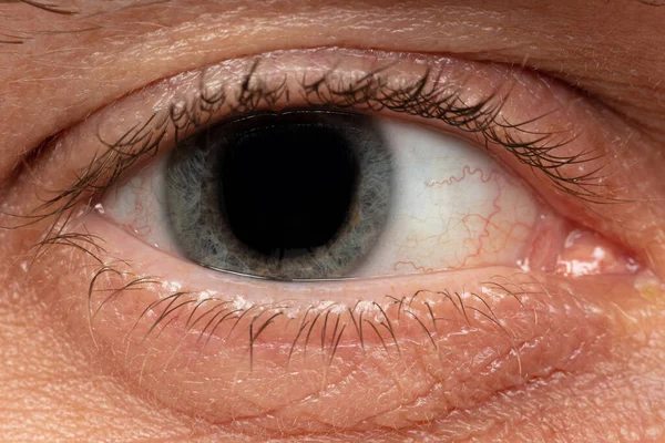 Широко открытый человеческий глаз крупным планом — стоковое фото