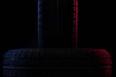 Siyah bir arka planda kış lastiği izi var.