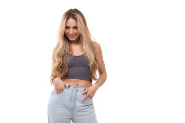 Beyaz arka planda seksi bir sarışının kameraya gözünü kısarak bakması.