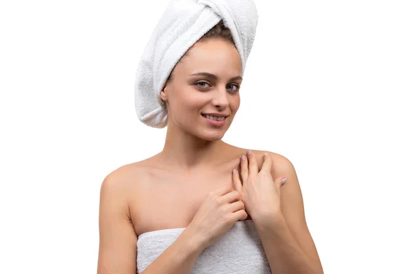 Czy możliwe jest do połowy długości portret kobiety po prysznic, pielęgnacja skóry i zabiegi kosmetyczne koncepcja — Zdjęcie stockowe