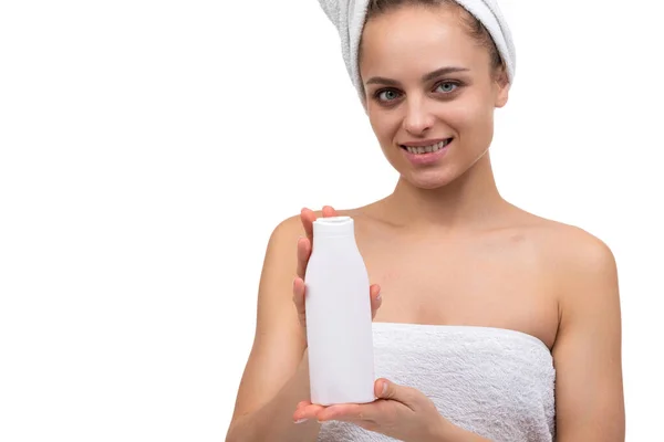 Concetto cosmetico, una donna che tiene in mano un barattolo di shampoo dopo una doccia — Foto Stock