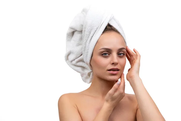 Jovem mulher após o chuveiro no fundo branco conceito de cuidados com a pele — Fotografia de Stock